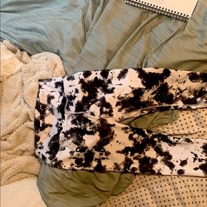 super cute tie-dye 3/4 yoga pants